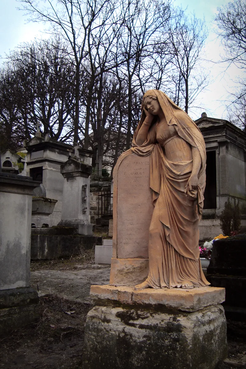 Grave statue, Père Lachaise Cemetery, Paris